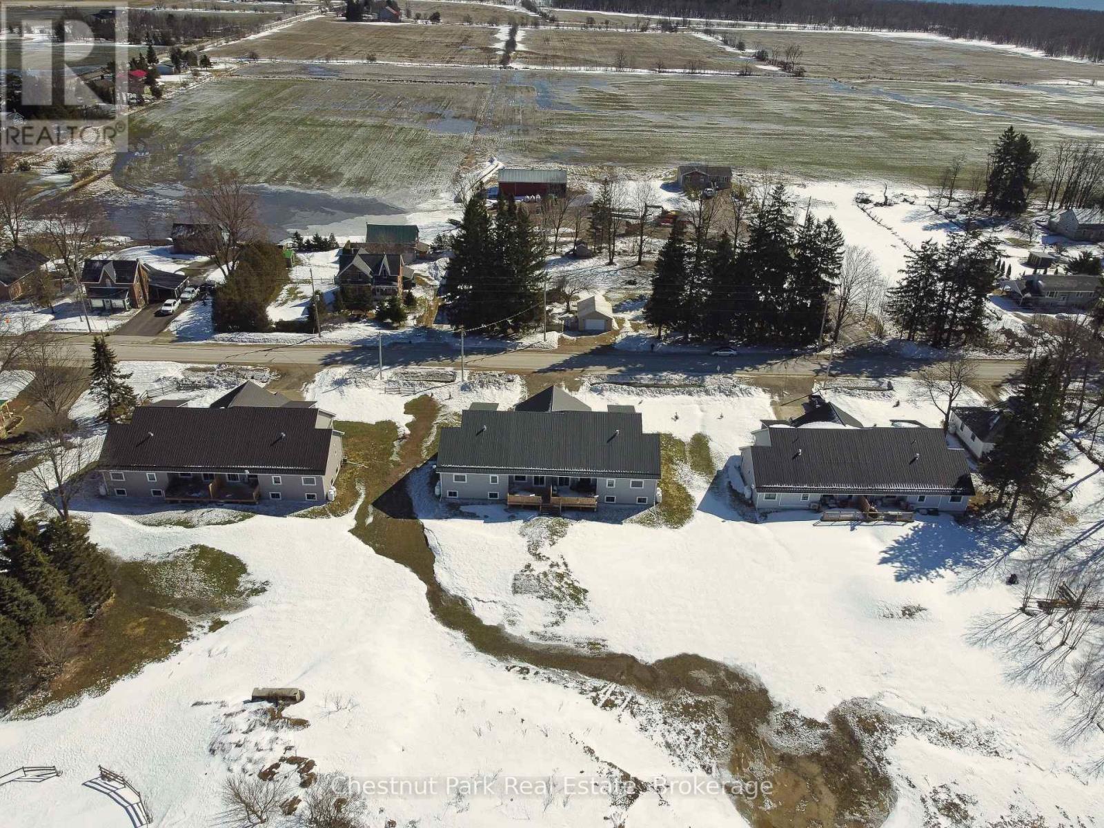 319916-319926 Kemble Rock Road Property Photo 8