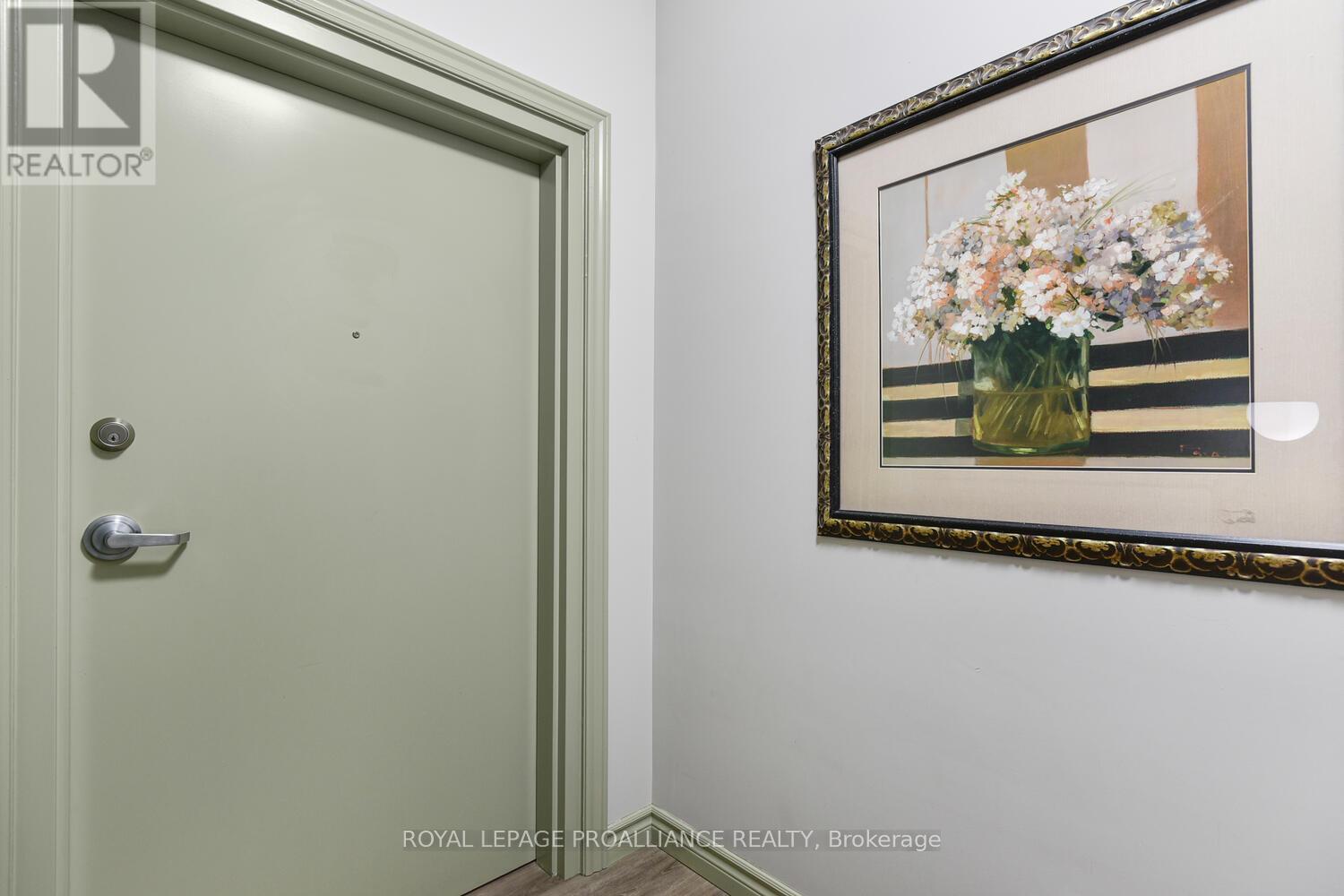 9 Pearl Street E Property Photo 4