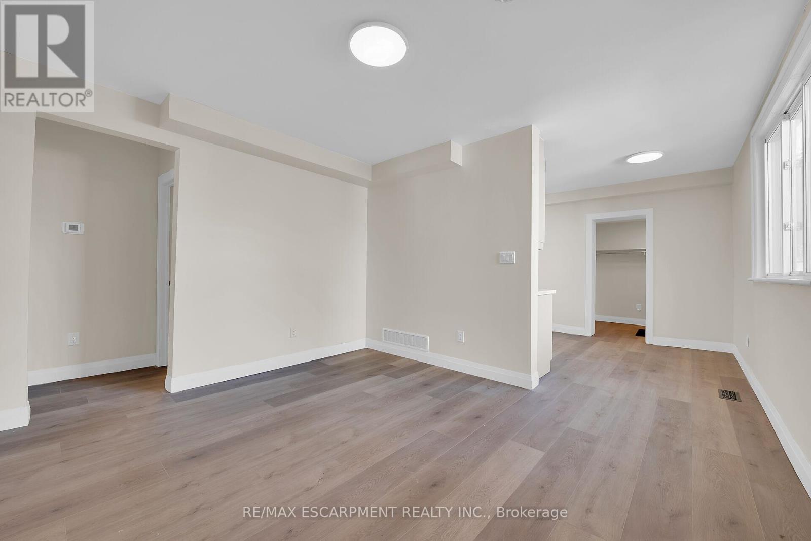 92 Pearl Street S Property Photo 14