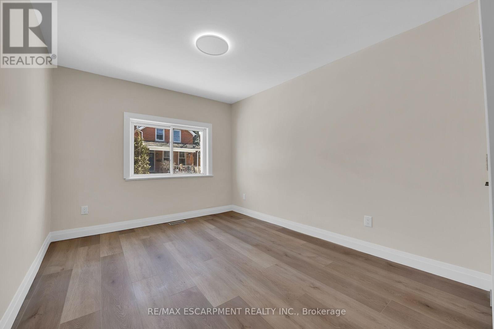 92 Pearl Street S Property Photo 15