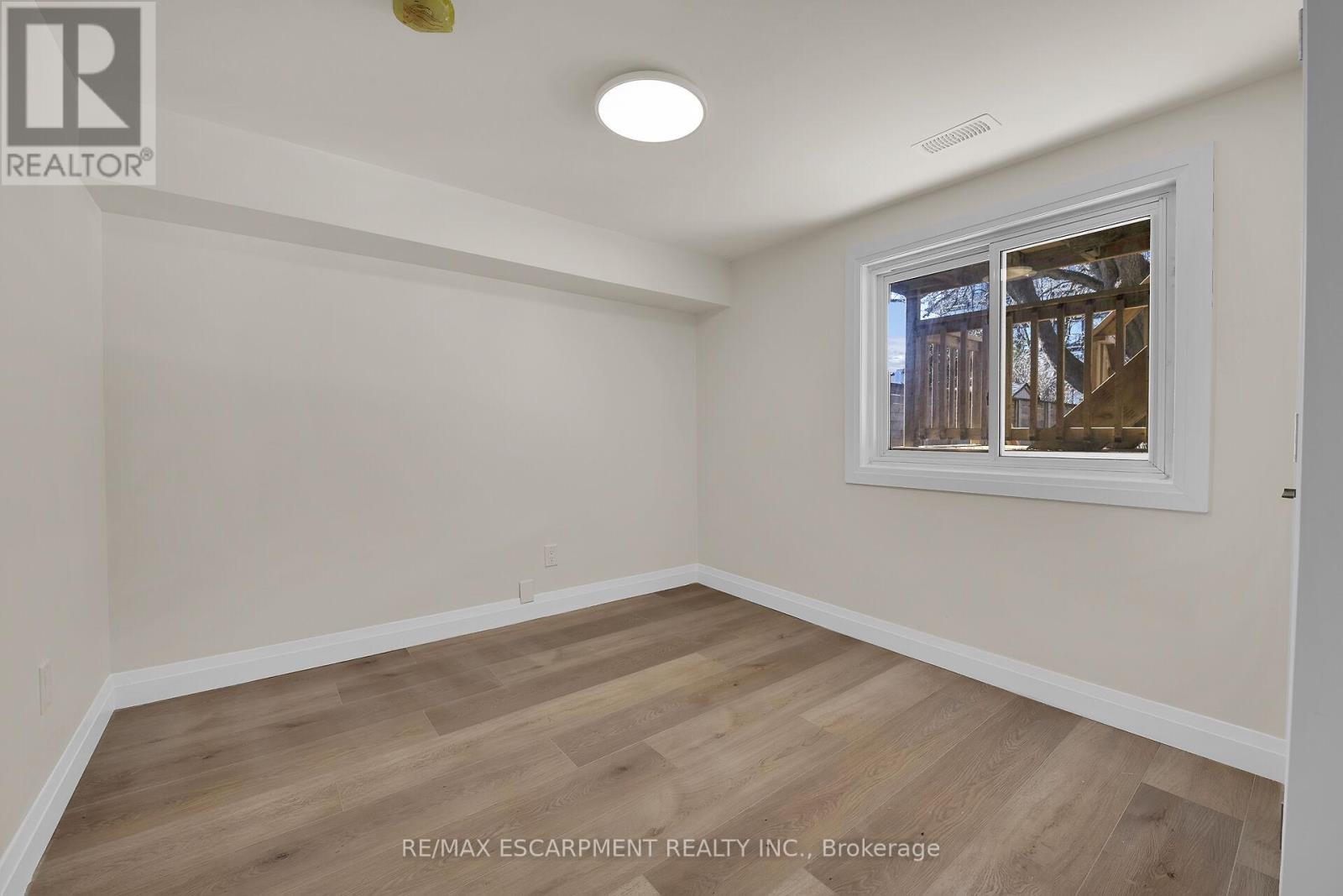 92 Pearl Street S Property Photo 25