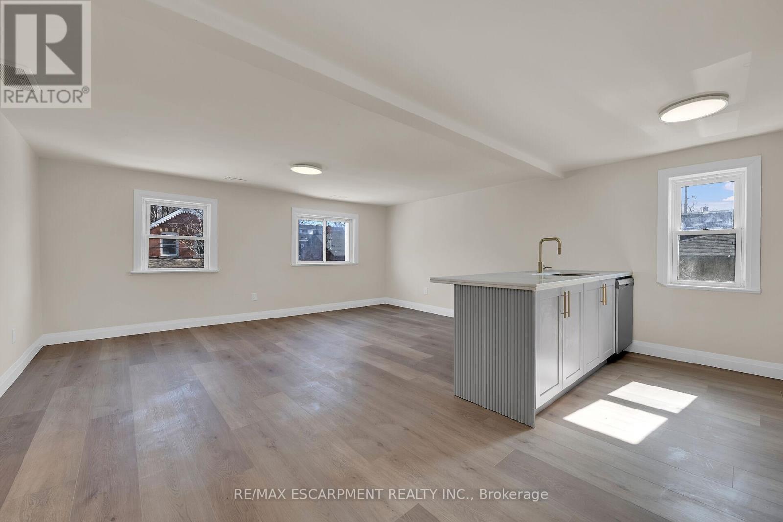 92 Pearl Street S Property Photo 33