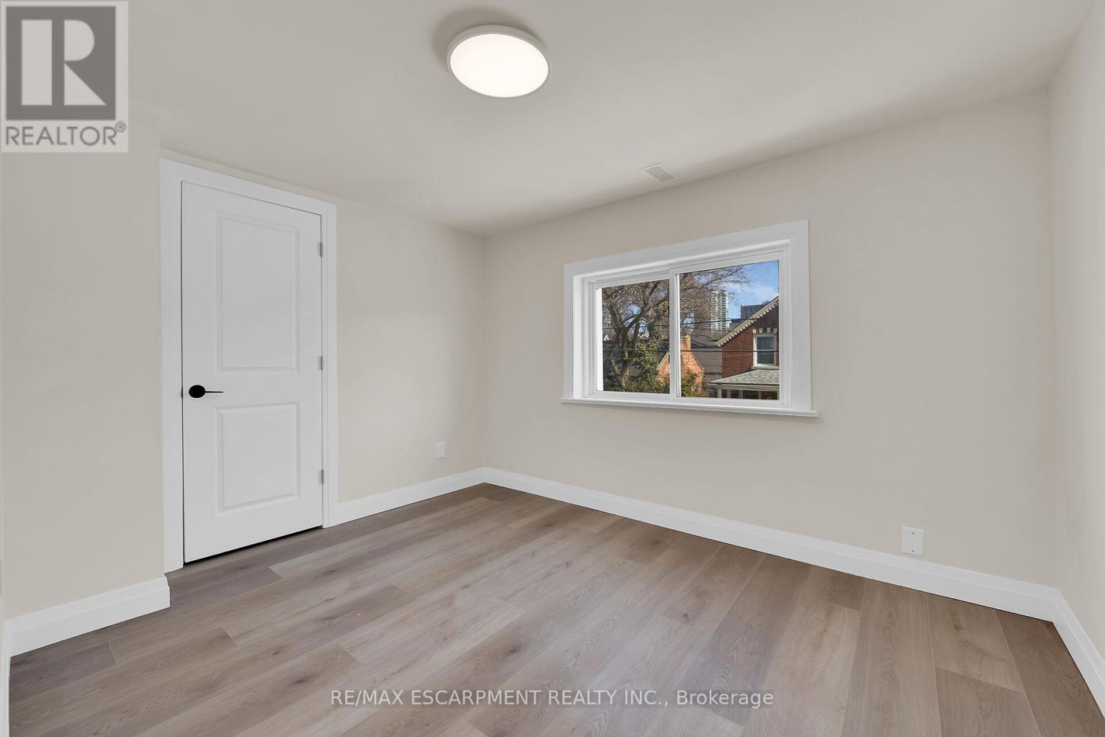 92 Pearl Street S Property Photo 35