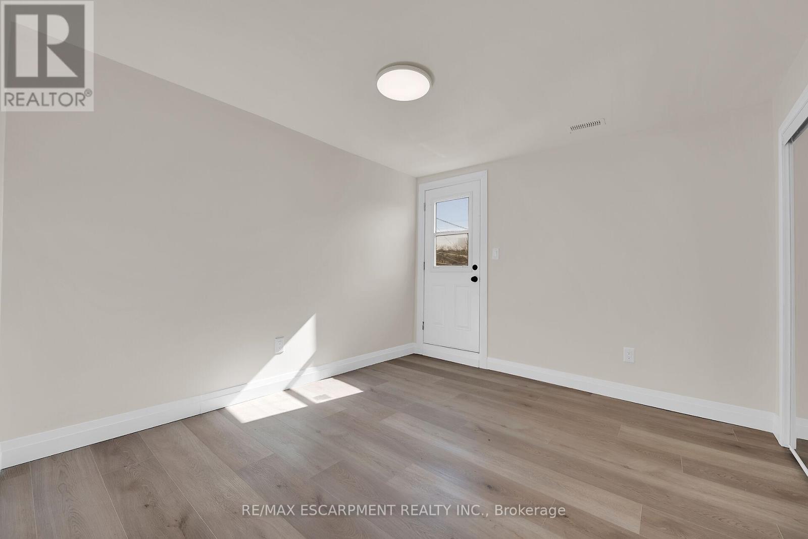 92 Pearl Street S Property Photo 38