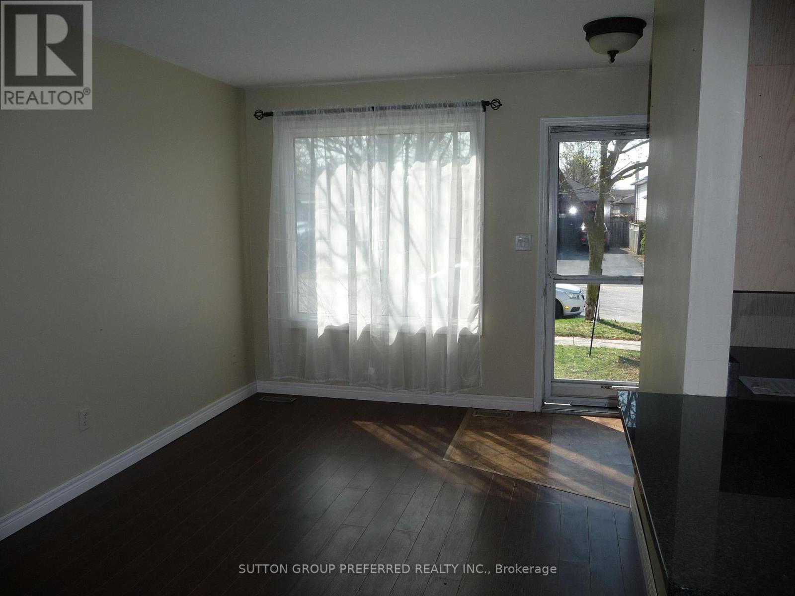 175 Portsmouth Crescent E Property Photo 8