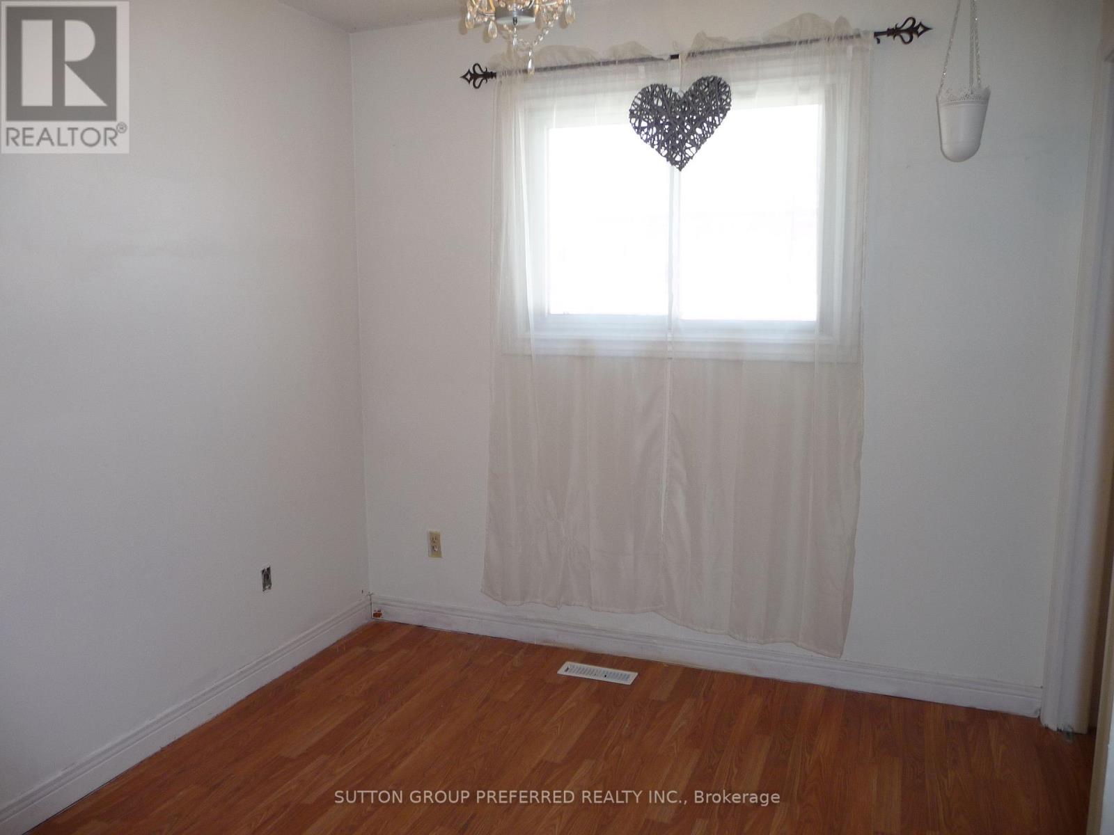 175 Portsmouth Crescent E Property Photo 12