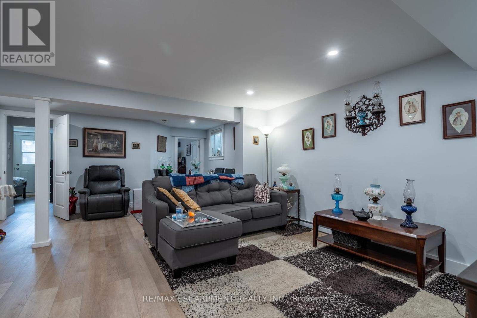 81 Hamilton Street N Property Photo 12