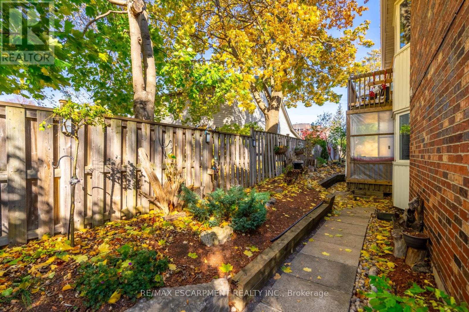 81 Hamilton Street N Property Photo 39