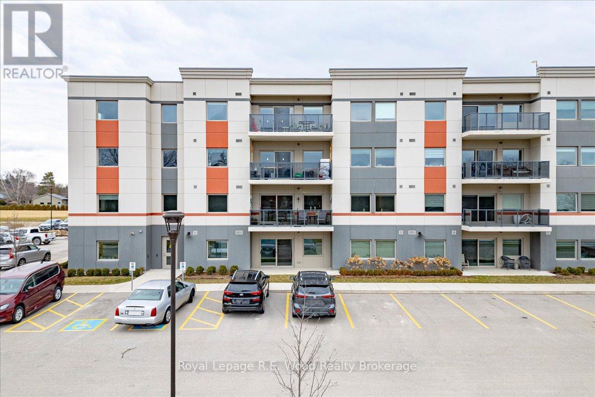 210 - 8 Centre Street Property Photo 2