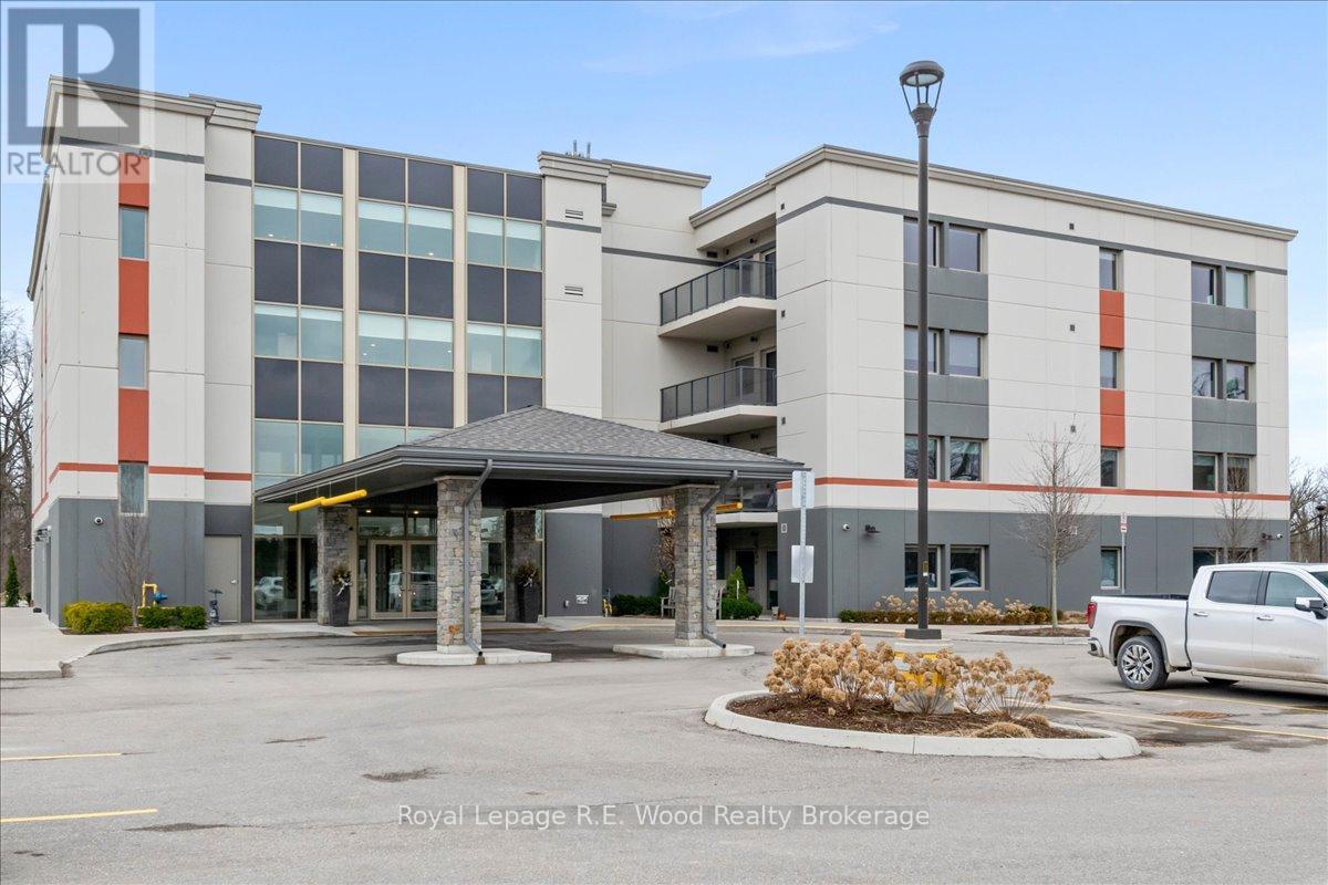 210 - 8 Centre Street Property Photo 3