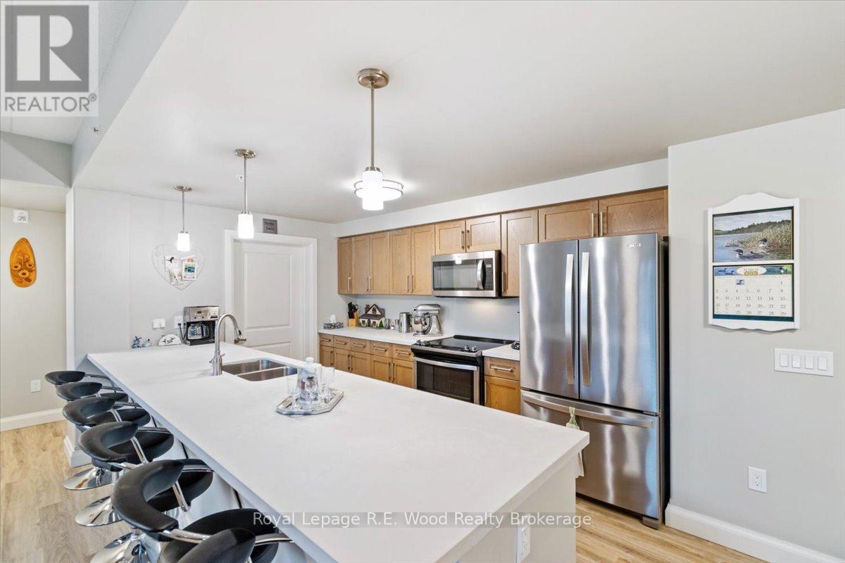 210 - 8 Centre Street Property Photo 4