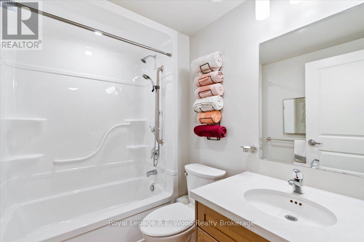 210 - 8 Centre Street Property Photo 12