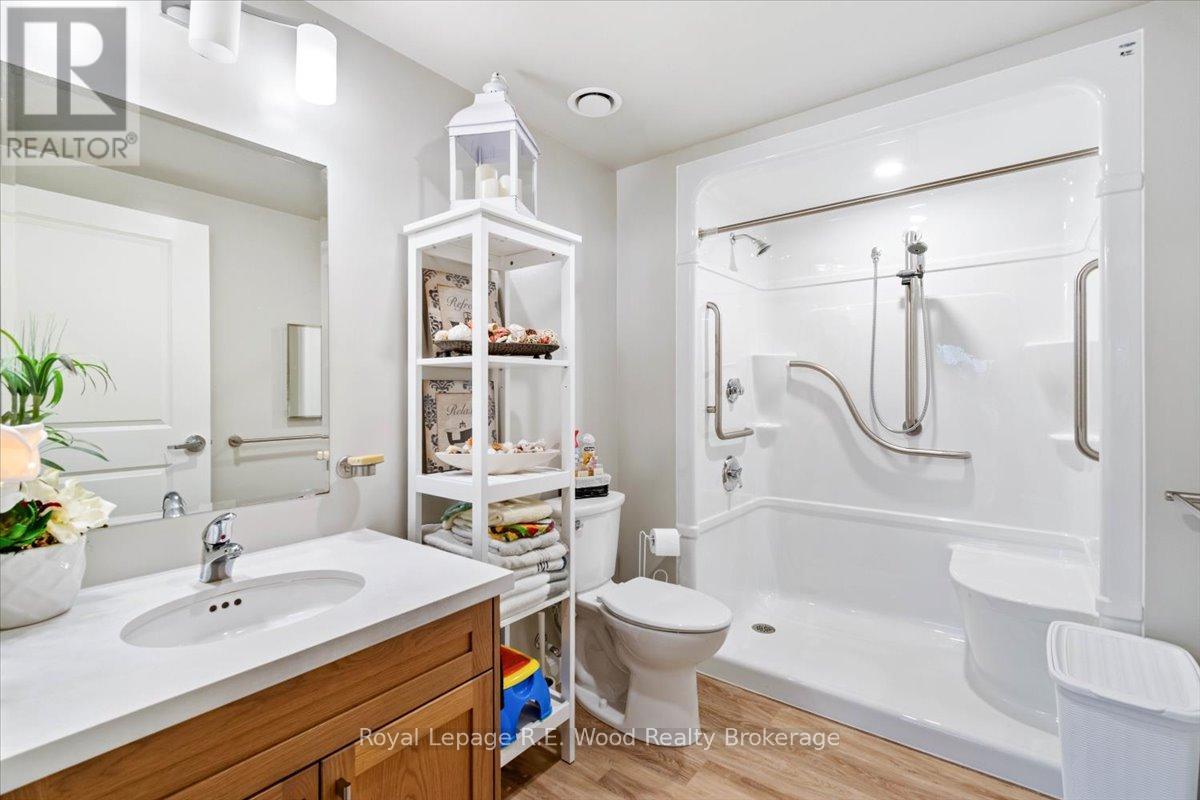 210 - 8 Centre Street Property Photo 15