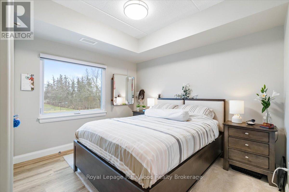 210 - 8 Centre Street Property Photo 16