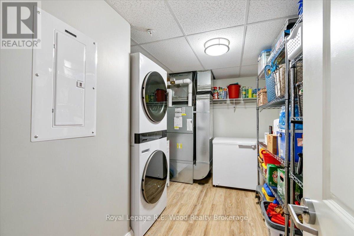 210 - 8 Centre Street Property Photo 17