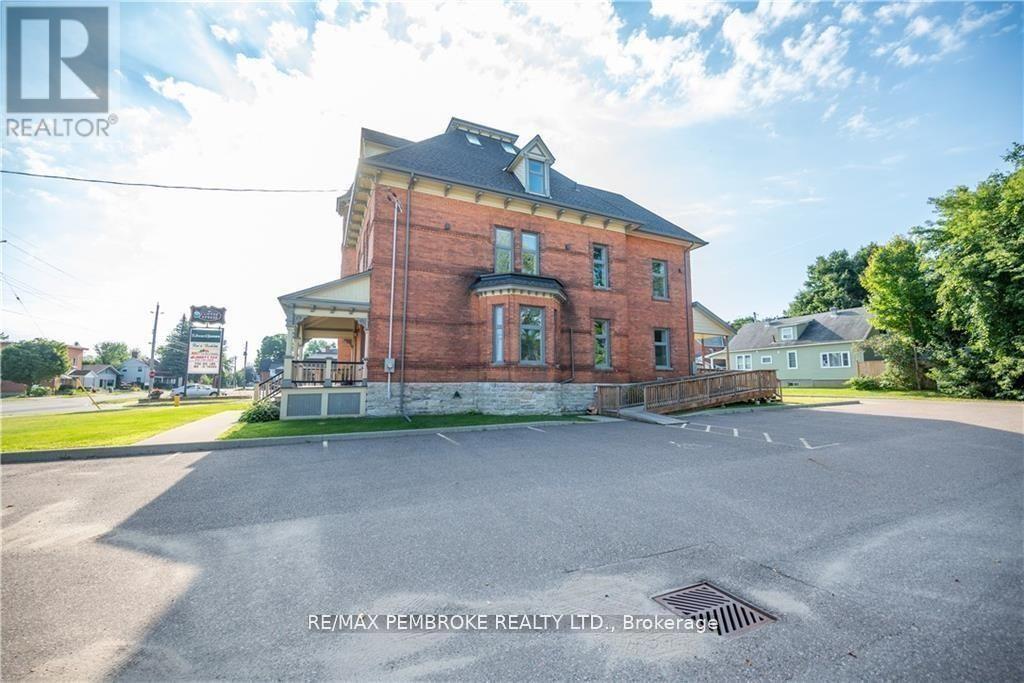 464 Pembroke Street W Property Photo 3