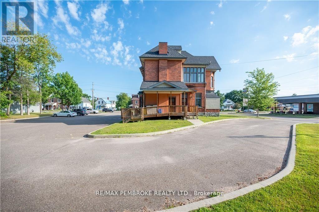 464 Pembroke Street W Property Photo 4