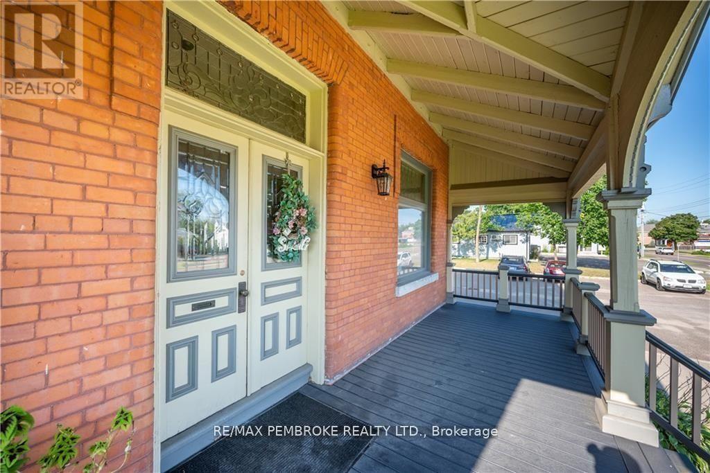 464 Pembroke Street W Property Photo 5