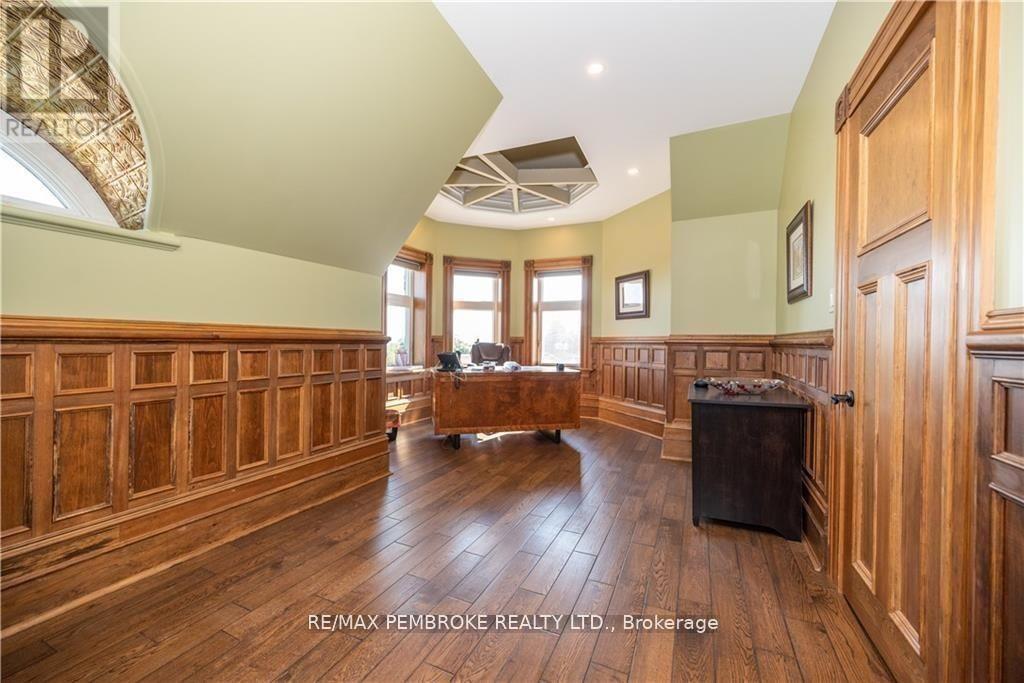 464 Pembroke Street W Property Photo 12