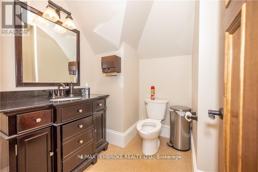 464 Pembroke Street W Property Photo 16