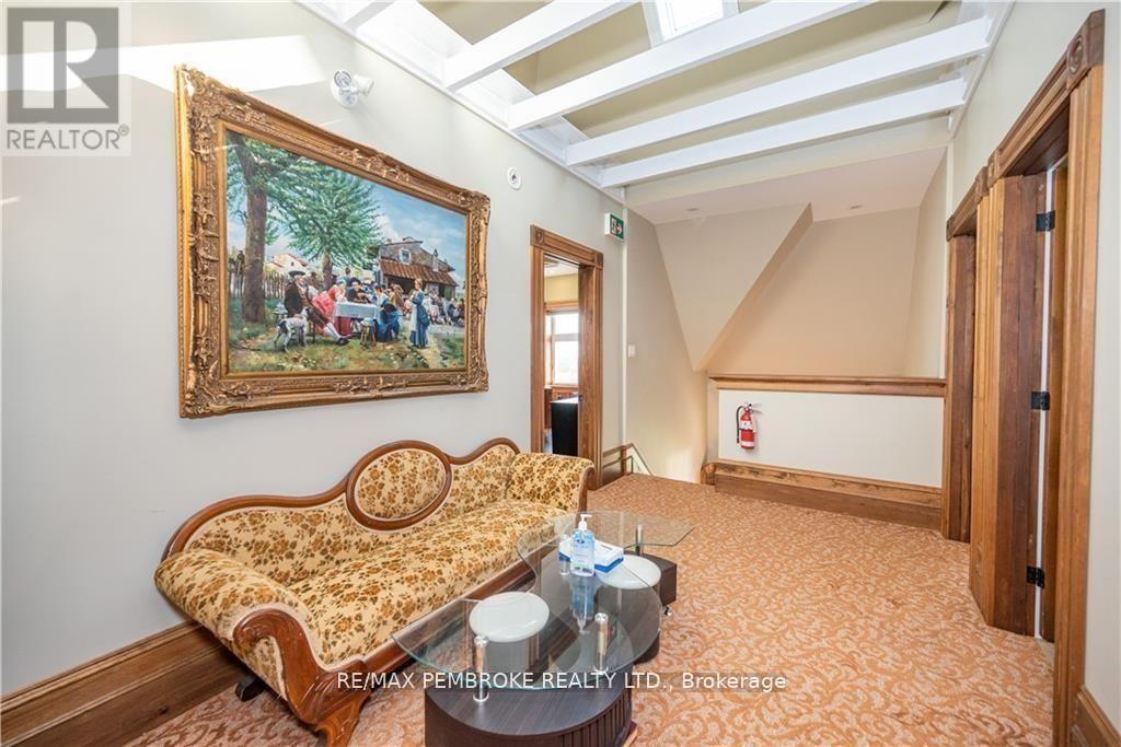 464 Pembroke Street W Property Photo 19