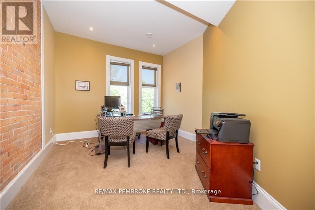 464 Pembroke Street W Property Photo 23