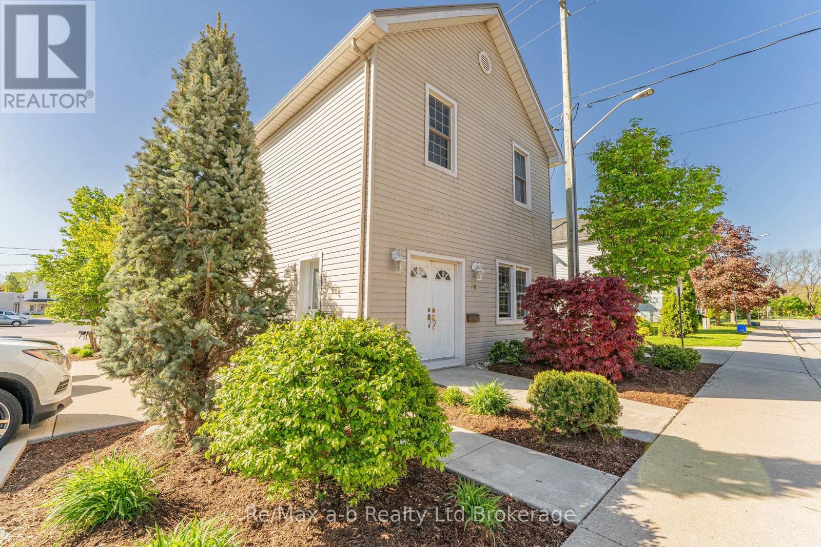 49 Brock Street W Property Photo 1