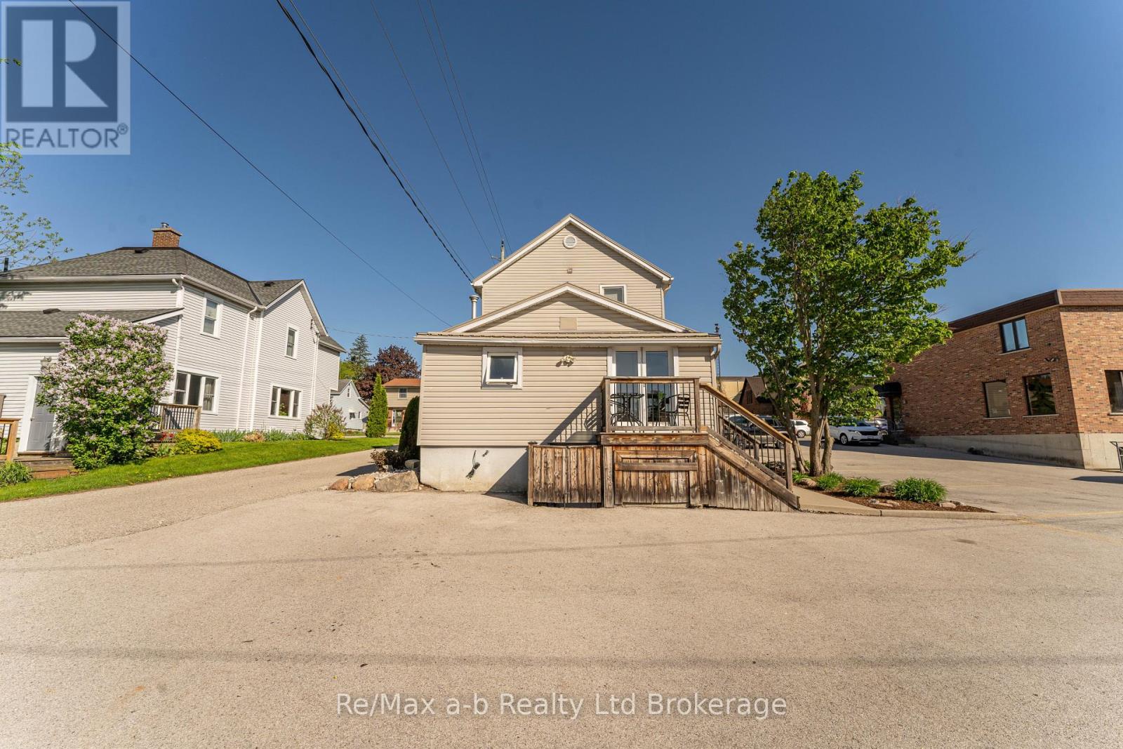 49 Brock Street W Property Photo 3