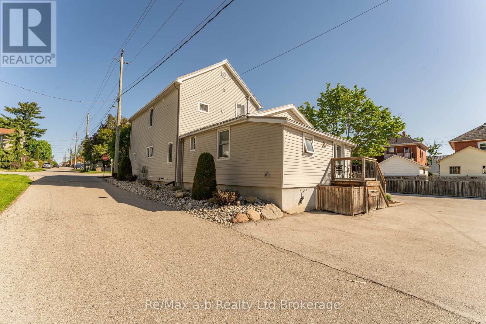 49 Brock Street W Property Photo 6