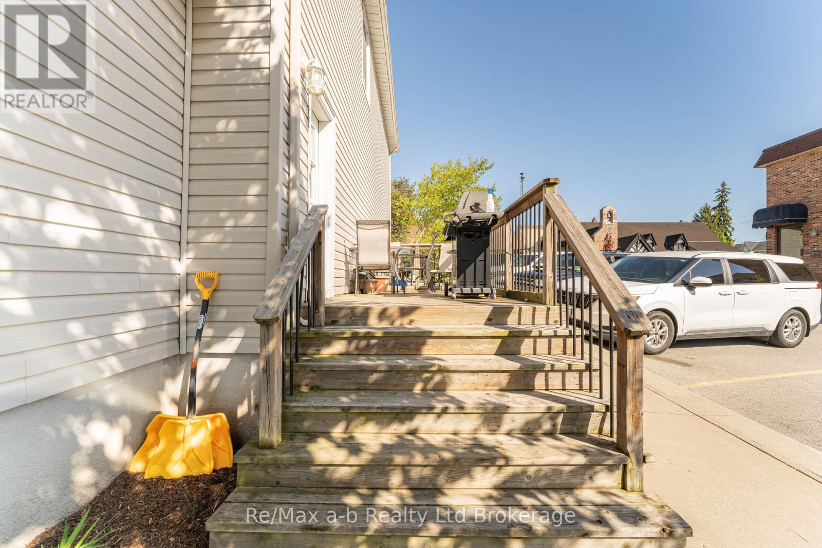 49 Brock Street W Property Photo 7