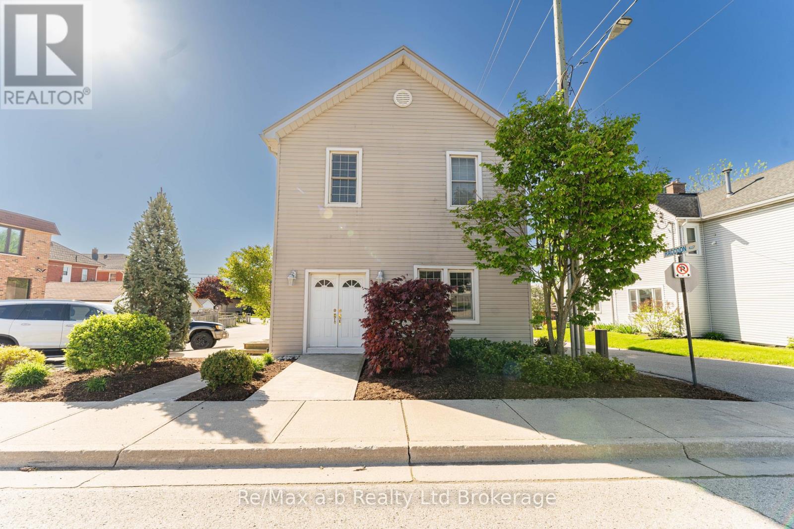 49 Brock Street W Property Photo 8