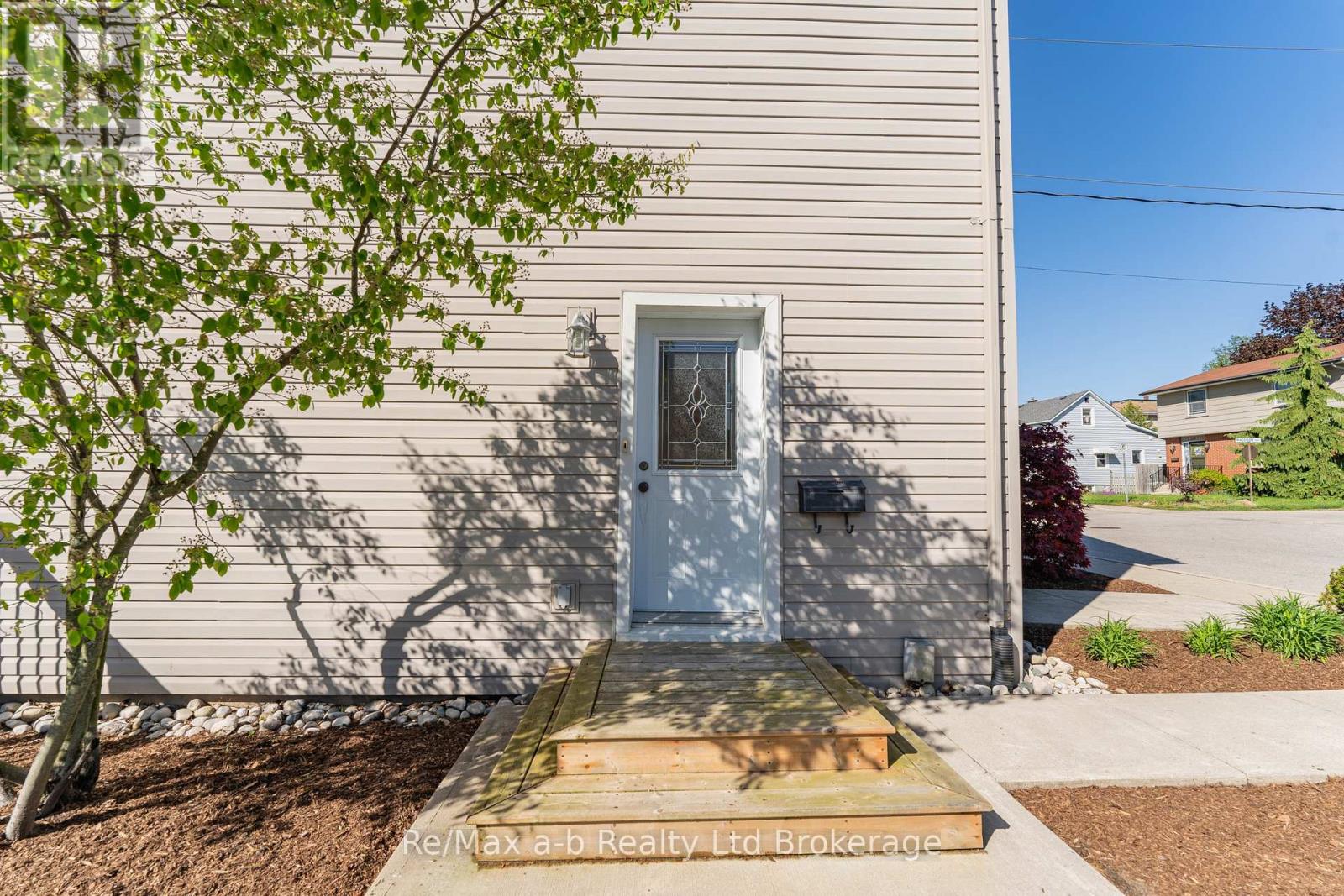 49 Brock Street W Property Photo 9