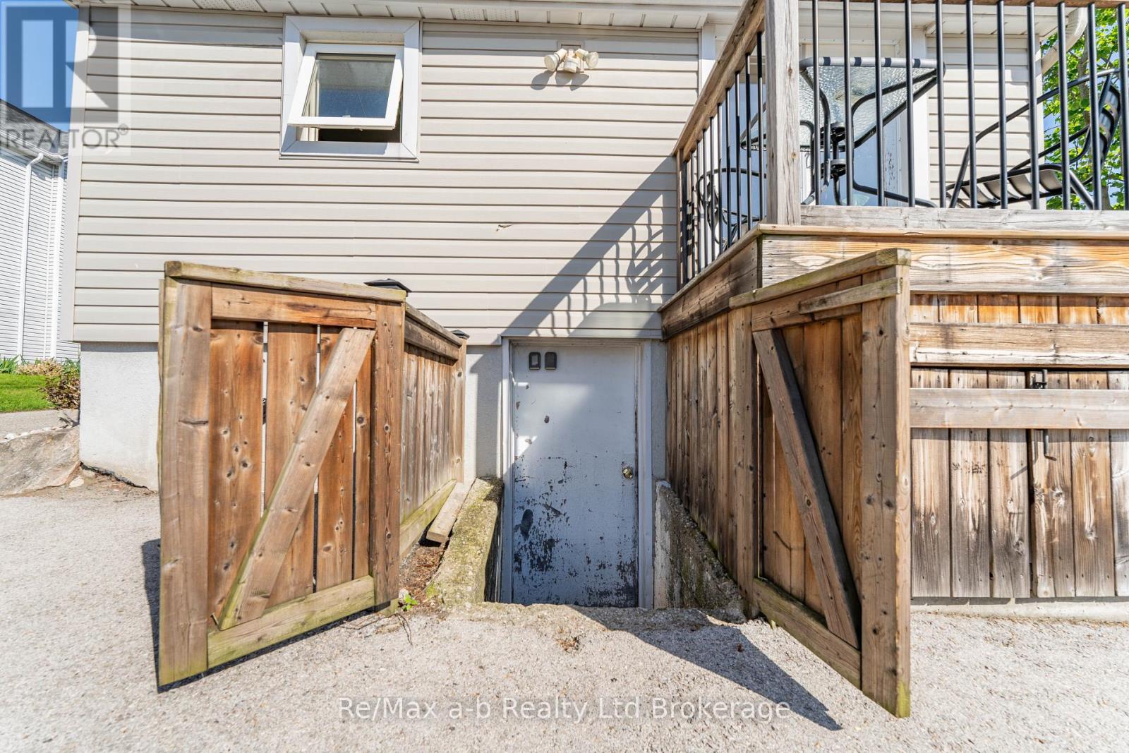 49 Brock Street W Property Photo 10
