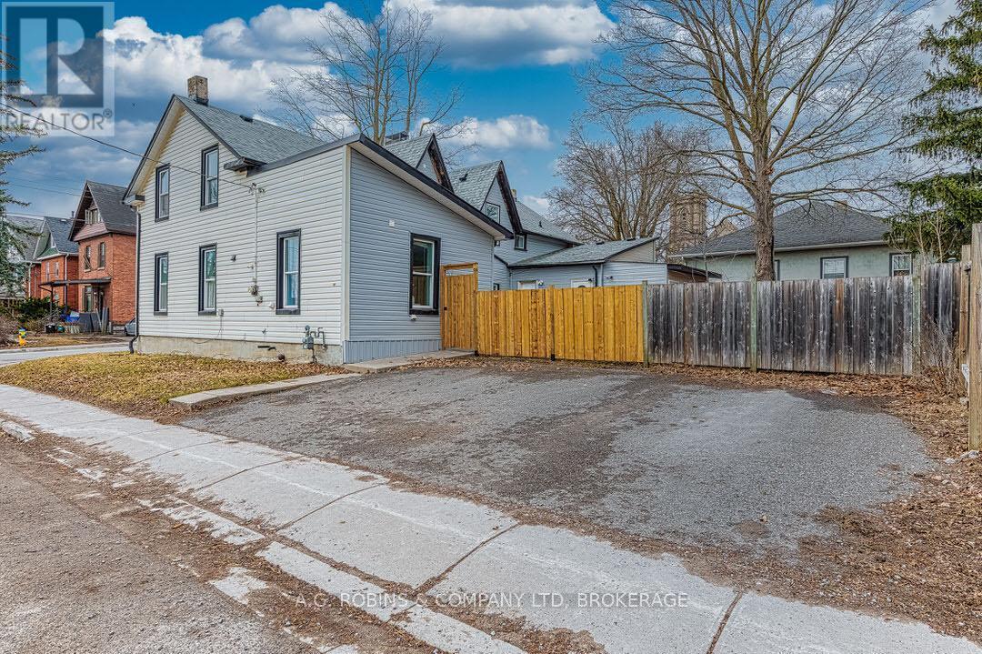 284 Brock Street Property Photo 3