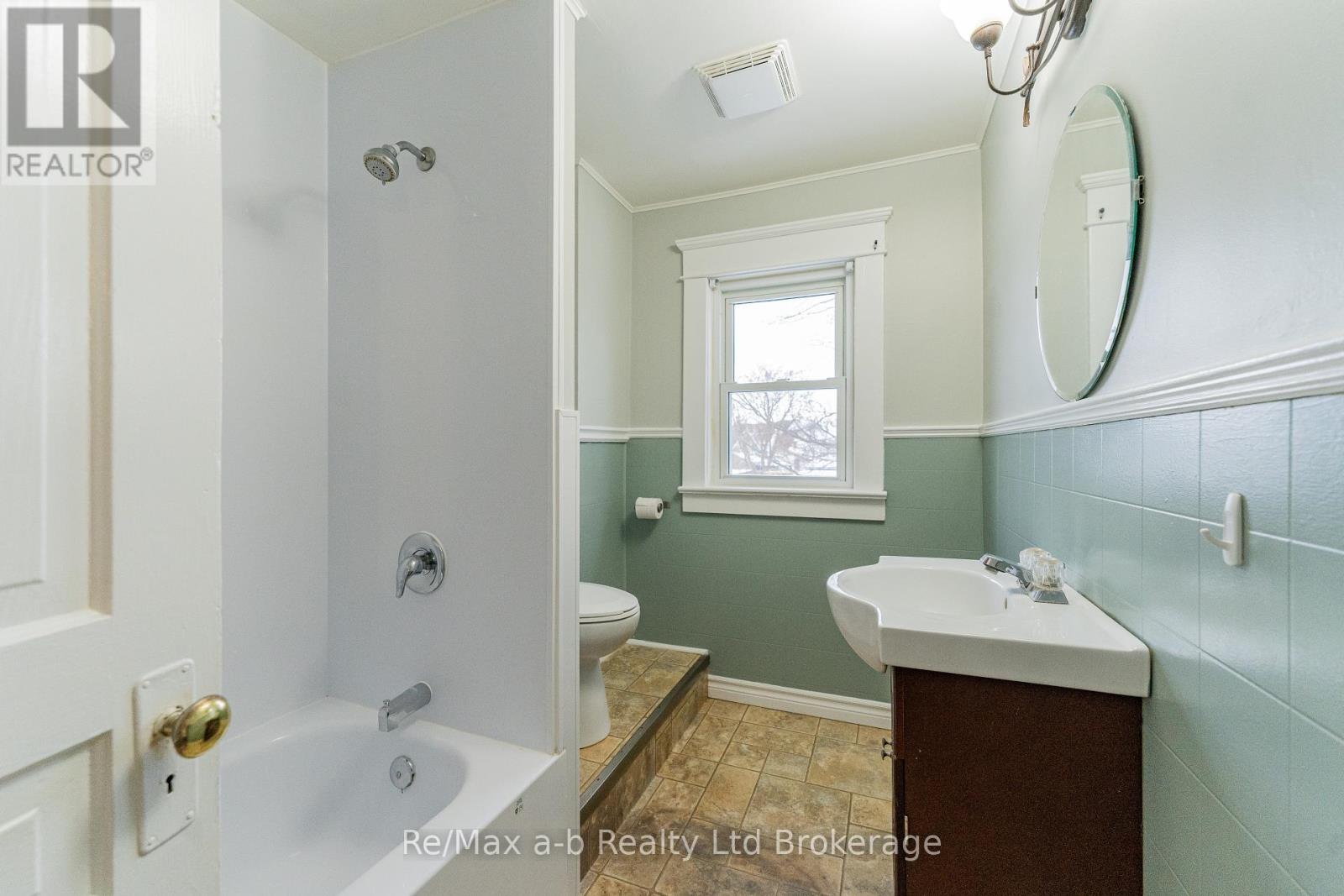 72-74 Brock Street E Property Photo 37