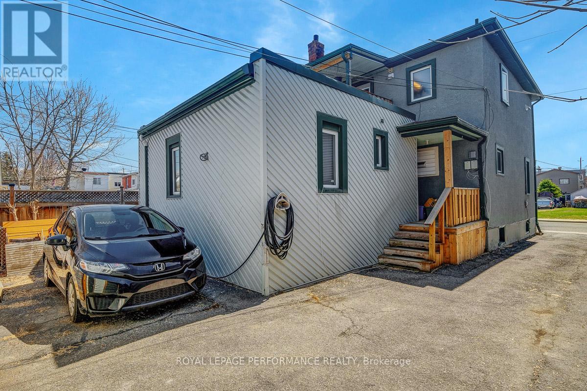 229 Carillon Street Property Photo 2