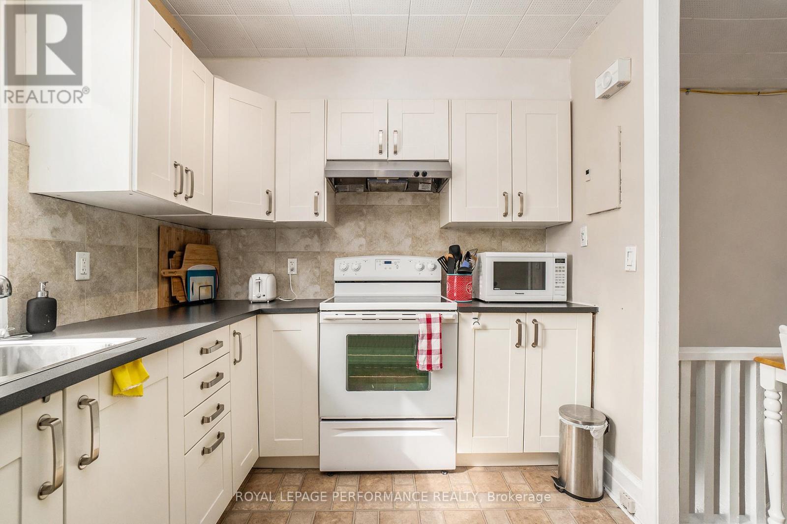 229 Carillon Street Property Photo 4