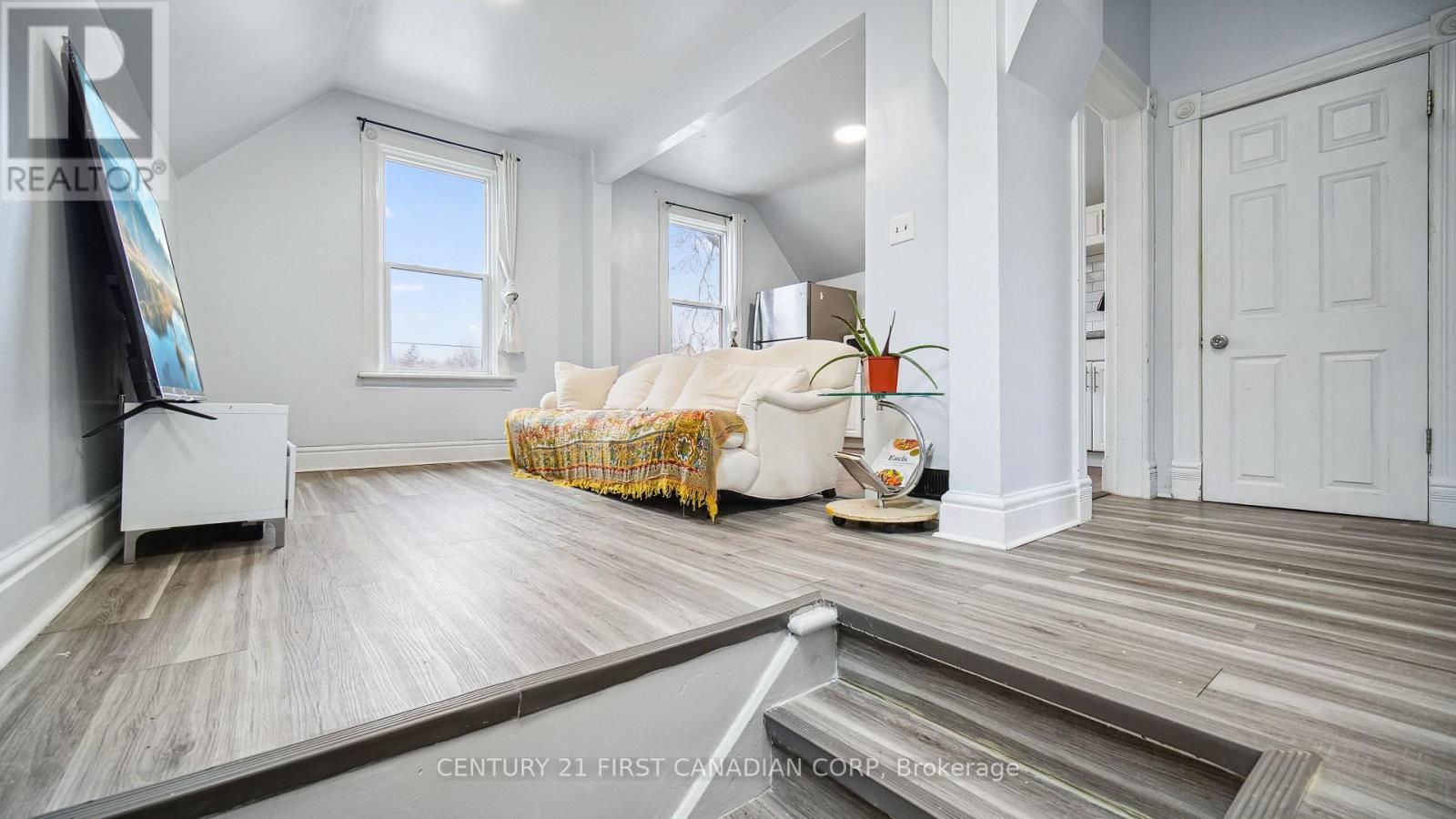 417 Grey Street Property Photo 14