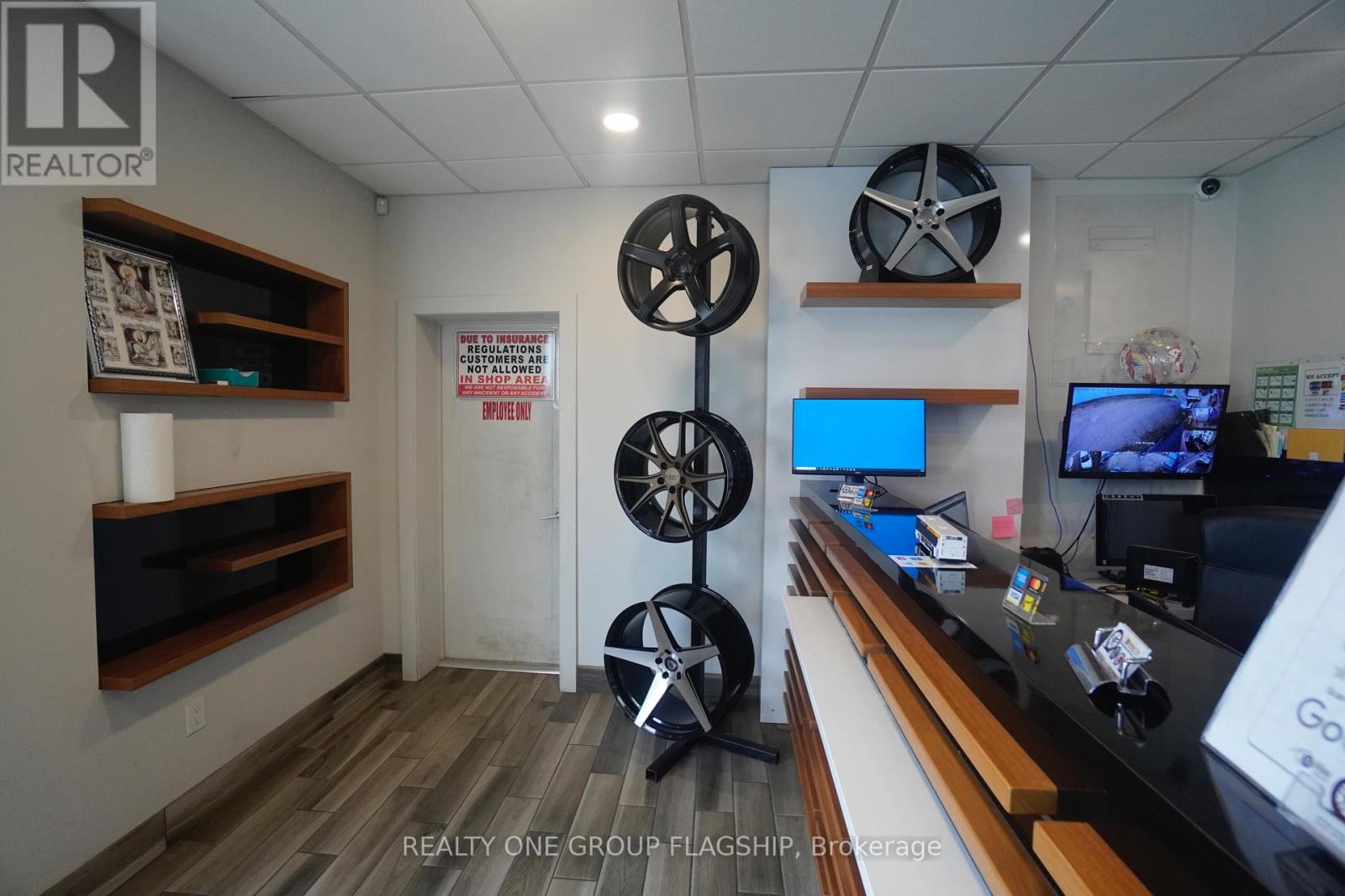 205 Wharncliffe Road S Property Photo 6