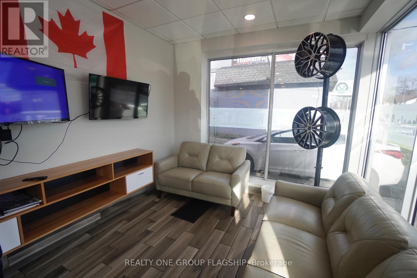 205 Wharncliffe Road S Property Photo 10