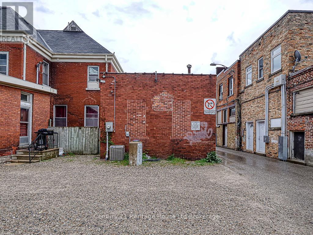 11 Riddell St Property Photo 8