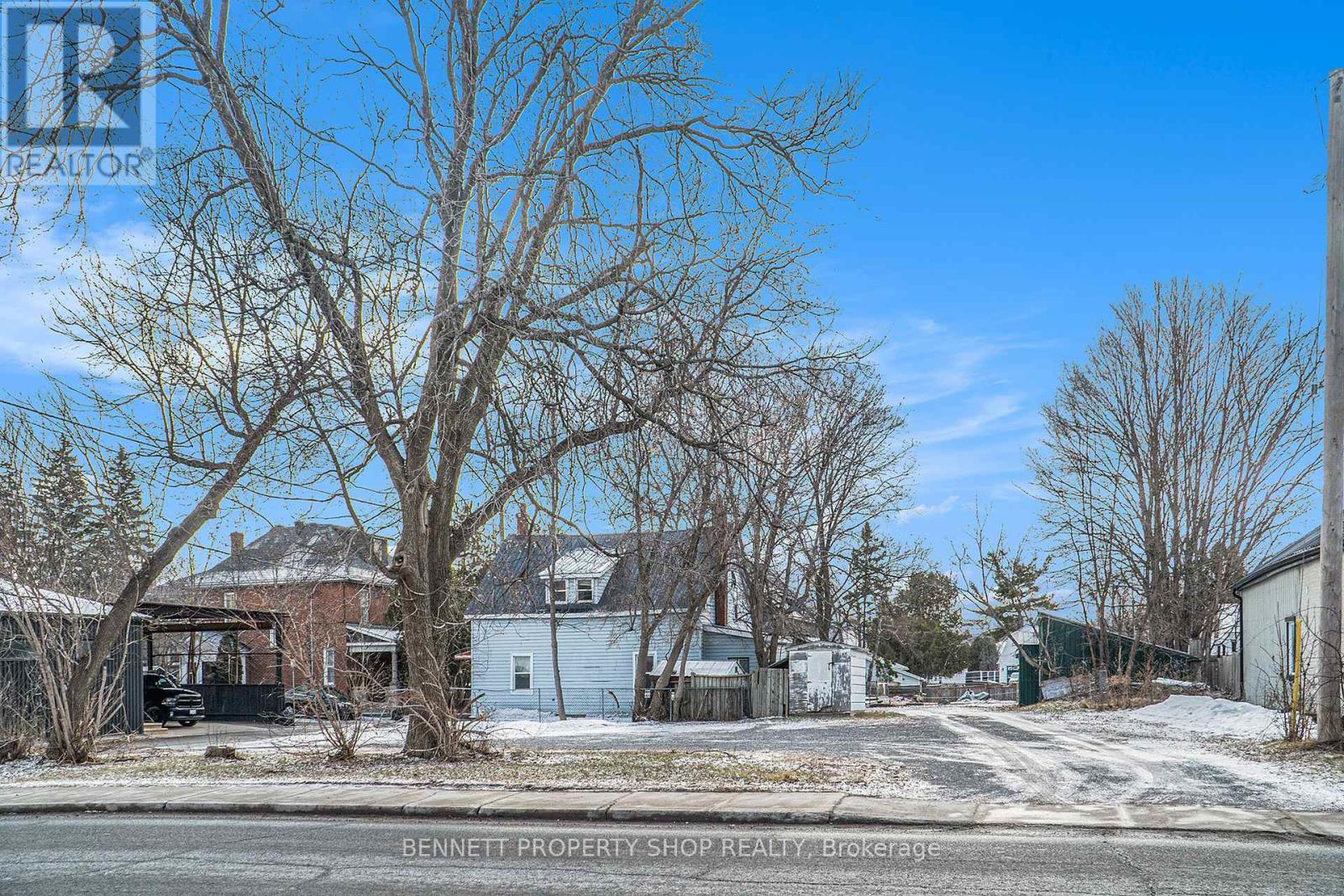119 & 125 Daniel Street N Property Photo 17