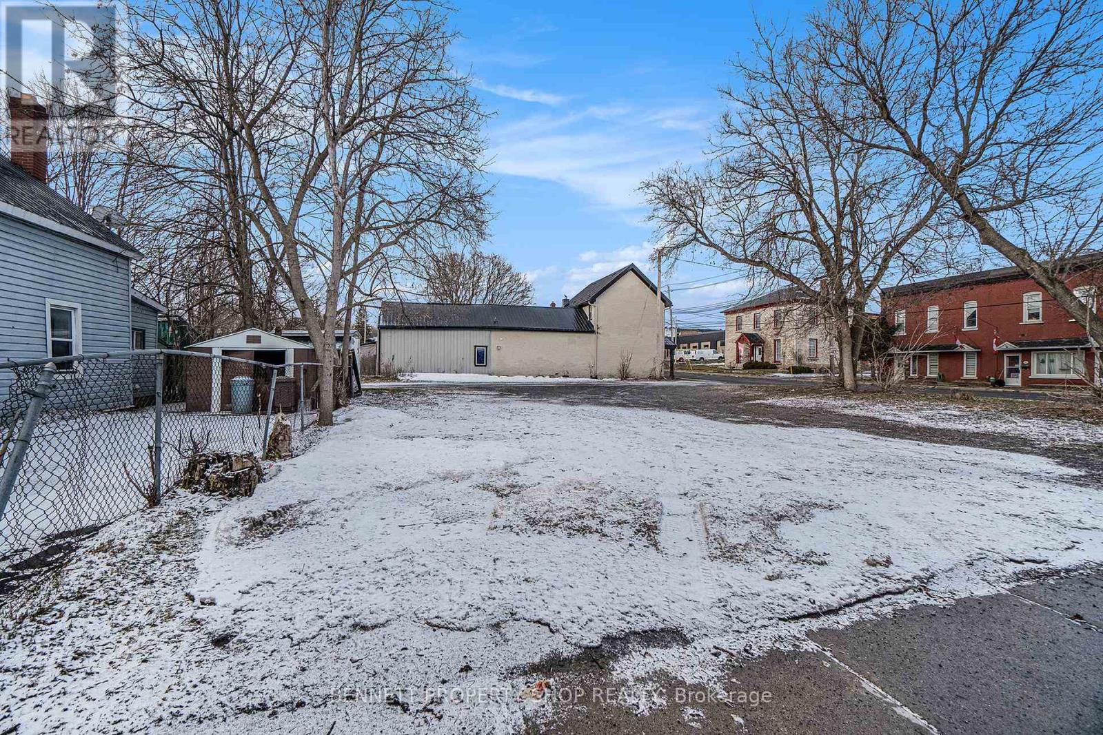119 & 125 Daniel Street N Property Photo 29