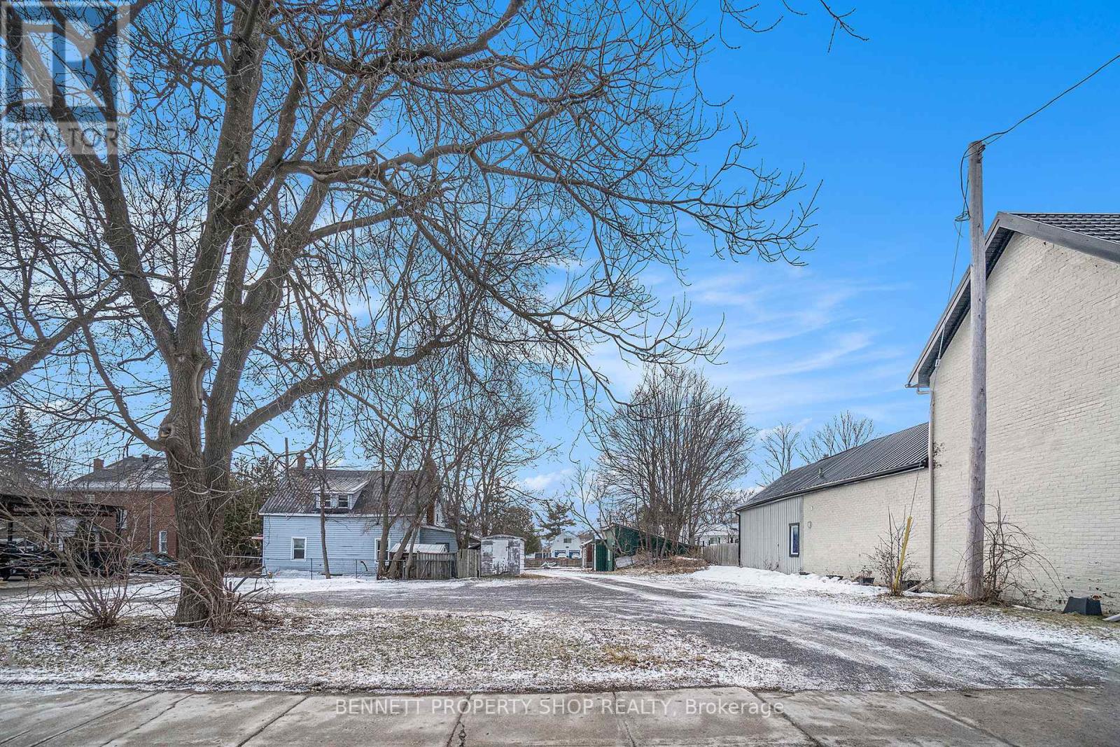 119 & 125 Daniel Street N Property Photo 32