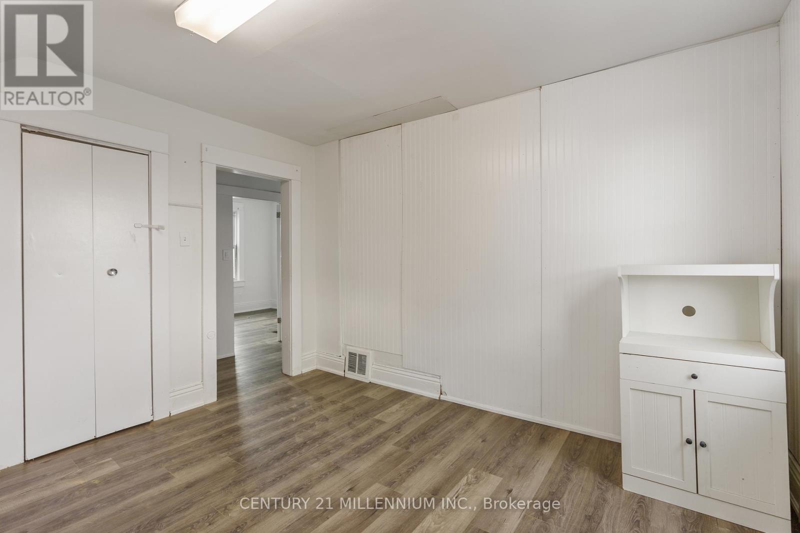 21 Bridge Street E Property Photo 24