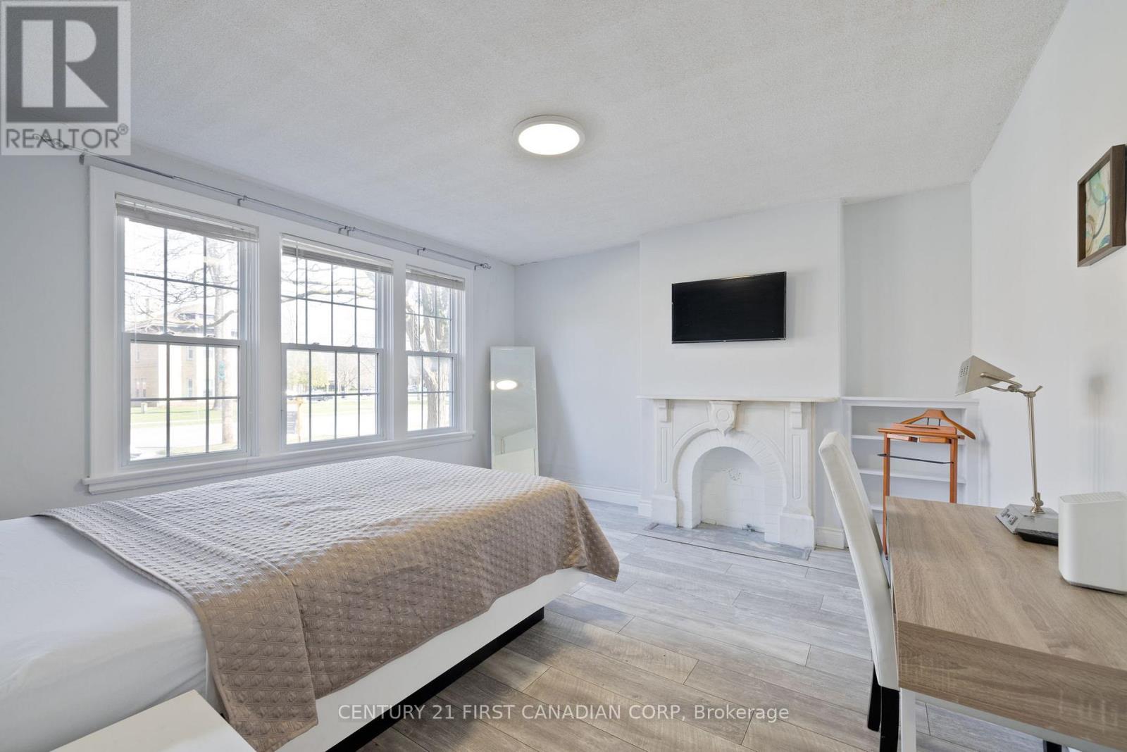 389 Dufferin Avenue Property Photo 4