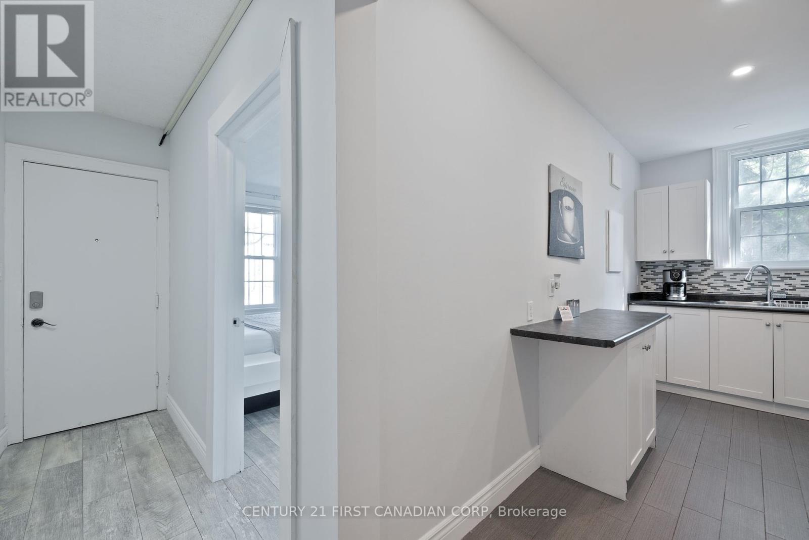 389 Dufferin Avenue Property Photo 8
