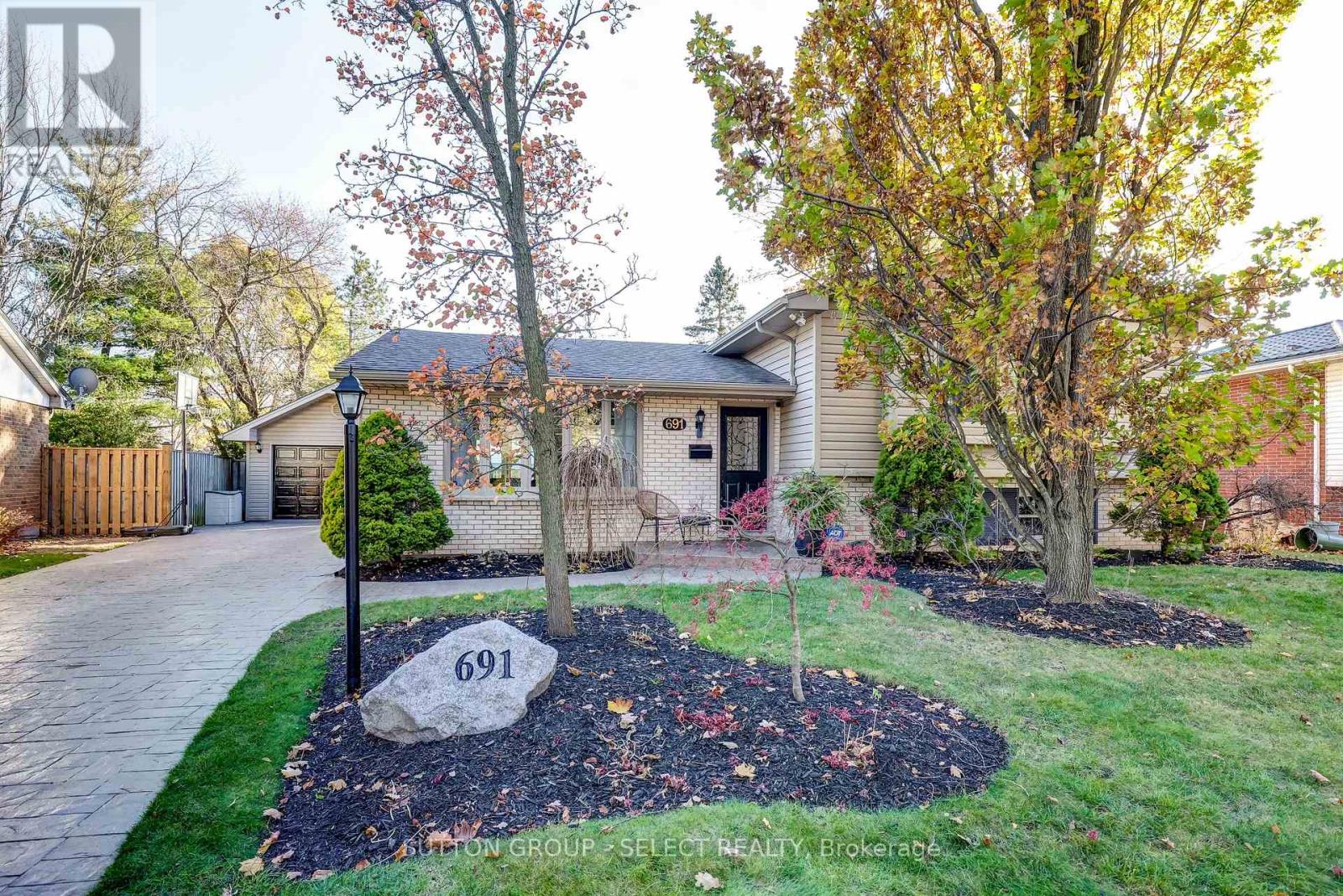 691 Algoma Avenue Property Photo 1