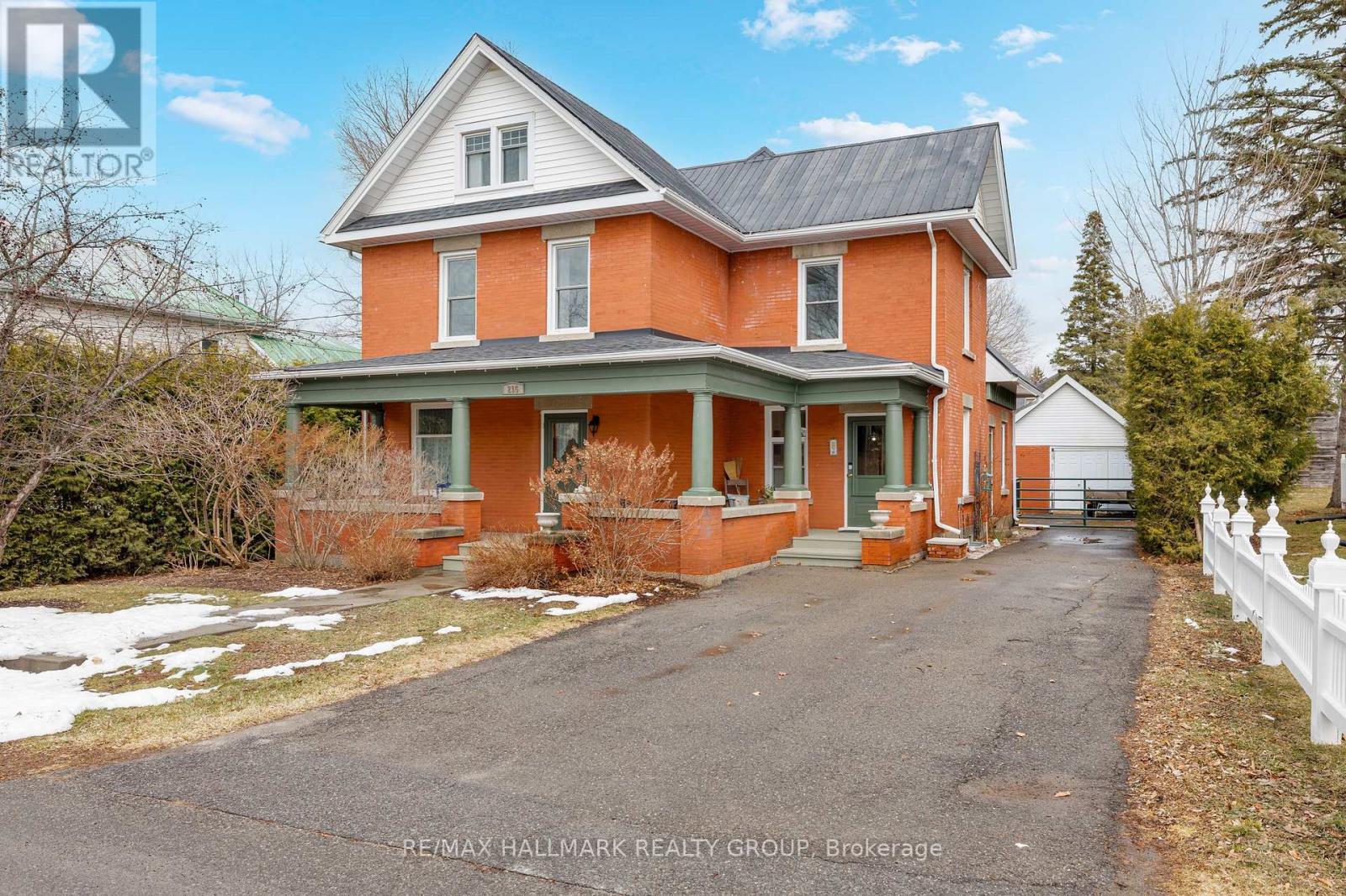 215 Thomas Street Property Photo 1