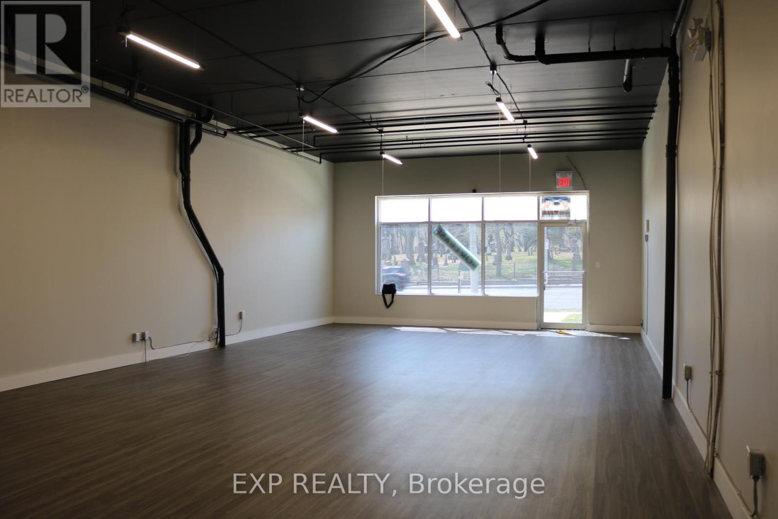 128 King Street W Property Photo 4
